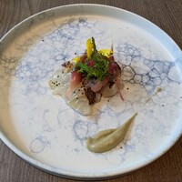 ナナノイチ - 昆布〆真鯛のマリネ　丹後琴引きの塩ジュレ　賀茂ナスと共に