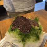 京都宇治金時や - 店主自ら氷出し煎茶を回し掛け、完成！