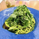 ファットマム - 夏野菜の大葉ジェノベーゼ　バジルのよりも好きかも。ジェノベーゼって油コッテリの印象ですがこちらのはさっぱりと大葉の香りや夏野菜（ナス、小松菜、長ネギ）がそれぞれひきたつ印象でした。小松菜の根にちかい赤みのある部分の甘さ。美味しかったです。