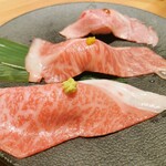 肉と日本酒いぶり - 炙り肉寿司3種