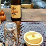 室町砂場 - 瓶ビール大とお通しの胡麻豆腐