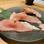 Niku To Nihonshu Iburi - 炙り肉寿司3種