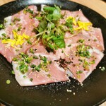 肉と日本酒いぶり - 牛タン刺し 和風カルパッチョ仕立て