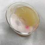 和菓子処 大角玉屋 - 白桃水ようかん　白桃の下から卵白のムースが顔を覗かせてます