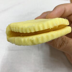 和菓子処 大角玉屋 - マンゴー蒸しブッセ　横から見たところ