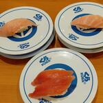 無添くら寿司 - 左：大トロ (税込)220円？/右:中トロ (税込)220円/手前:まぐろ(税込)110円 (2022.08.21)