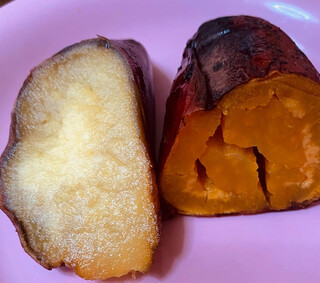 Yakiimo Cafe Nakamura Ya - 左邊是紅芋，右邊是萬聖節甜點