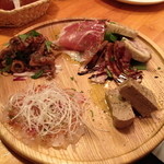 クッチーナ笑多 - おまかせ前菜盛り合わせ１，５８０円。鯛のマリネ、レバーパテ、大山鶏のインボルティーニ 桜の香り、鴨のスモーク、生ハムなど
