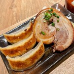肉汁餃子のダンダダン - 餃子とチャーシューのアップ