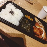 ナンクルナイサ　きばいやんせー - 日替わり弁当　お新香、サンマ干物、鶏南蛮、切昆布煮物