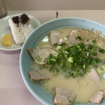 九州ラーメン珍竜軒 - チャーシューメン（カタメ）＋おにぎり
            870円＋160円