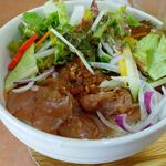 小さな食堂 ヒロ - マグロサラダ丼 野菜の下にはマグロが入っています (2022.08.22)