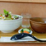 小さな食堂 ヒロ - マグロサラダ丼 (税込)650円 ※正面から (2022.08.22)