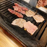 焼肉 ホルモン 旭川肉酒場 十八番 - ガス火です