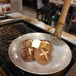 焼肉 ホルモン 旭川肉酒場 十八番 - しいたけバター 380円