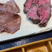 肉寿司 肉和食 KINTAN コレド室町 - たっぷり肉。増量もできる。