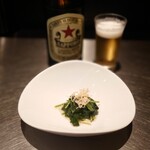酒と料理　戸塚駅横研究所 - お通し/赤星ラガー中瓶(¥350/¥780)