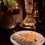 高山珈琲 - 【ケーキセット@税込1,050円】オ・レ・グラッセ│自家製ニューヨークチーズケーキ