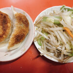 Hyakkirou - サービスの野菜炒めと餃子