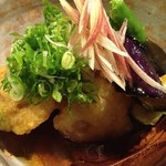 「鶏と茄子の揚げ浸し」(580円程）。ミョウガのアクセントが揚げたてジュウジュウな鶏と相まって、口の中が幸せです♪
