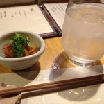 付き出しとお水。箸置きにも季節を感じます。