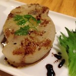 「大根ステーキ」(480円程)。バターをのせ、バーナーで焦がし、バルサミコ酢をかけ…これは一つの作品です。