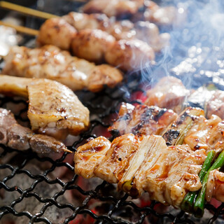 厳選地鶏の焼き鳥をはじめとする豊富なアラカルトをご堪能あれ♪