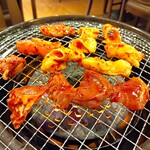 ホルモン焼肉 縁 - 焼いてます。これで1/3くらいの量。