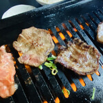 味源 - 塩タン焼く横で息子は同時に肉も焼き始めます