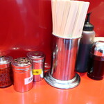 ラーメン二郎 - 卓上調味料