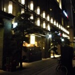 まんてん鮨 - 出入口は外ﾃﾞｽ