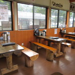 やな場茶屋 - 入口側にテラス席、店内にテーブル席、奥に炭焼き場が有ります♪