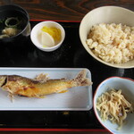 やな場茶屋 - 【鮎定食　１８００円】（鮎の塩焼き・鮎めし・小鉢・吸物・漬物付）