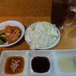 焼肉やっちゃん - キムチ盛りとキャベツ