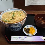 お食事処 高嶋 - 名物 カツ丼と漬物と赤だし