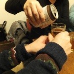 焼鳥いなかもん - TMさんからウーロン茶をお酌