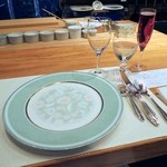 シュマンドール - ドリンクは、カシスのカクテルとペリエ（大）です。