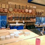 シュマンドール - オープンキッチンです。整然としています。歌舞伎の檜舞台のようです。