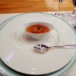 ウニを添えたキャロットのピュレ　シュマンドールの看板メニューで、ファンが多数いるため、メニューの先頭から外せません。