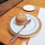 早い段階から出てくる自家製のパン。