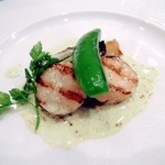 シュマンドール - 表面が香ばしく、食欲をそそります。ホタテの新鮮さ。鮑もさっきまで目の前で、動いていましたよ。