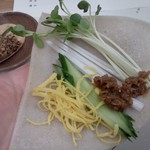 そば工房 玉江 - 北京ダックのように皮にのせて