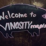 VINOSITY magis - 木戸にかかる看板