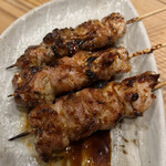 呑者屋 - 焼鳥！専門店に負けないくらい良い焼き方でした。刺激が欲しかったので、相方は七味を、ミーはお塩を少々ふりました。