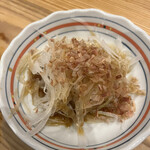 呑者屋 - オニオンスライスは、1ミリない薄さです。シャキッとしててめっちゃ美味しかった！