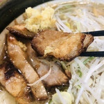 ラーメン郷 - 角切りチャーシューは柔らかく美味しい