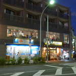 麺工房　嶋家 - ココイチと不動産屋のビル2F。武蔵新城の北口を出て、すぐ向かい側だ