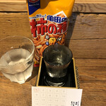 麹町いづみや しろ - 23. 寒菊 True White雄町50 純米大吟醸無ろ過生原酒、亀田の柿の種