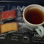 鹿鳴館 - 料理写真:フィナンシェ(プレーン129円・いちご162円)