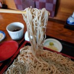 そば屋 五衛門 - 麺をキレイに持ち上げるのが「下手ッ❗」この日は水気が少なめ。でも心地好い啜りにはそんなに支障なしでした。